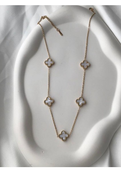 Çiçek Desenli Zarif Tasarım Yonca Kolye Gold Beyaz Renkli Çelik