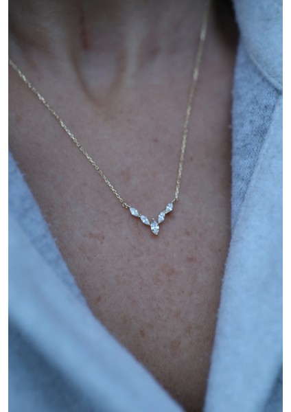 14 Ayar Altın Taşlı Küçük V Şeklinde Kolye modelleri