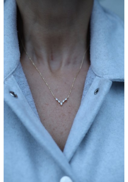 14 Ayar Altın Taşlı Küçük V Şeklinde Kolye fırsatları