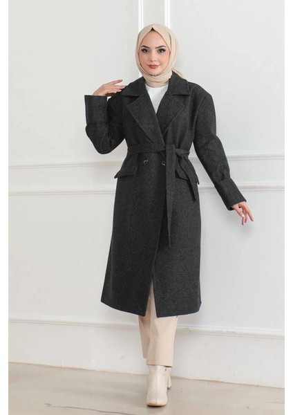 Kadın Kaşe Kaban – Uzun Boy 115 cm Kruvaze Yaka Kuşaklı Astarlı Kışlık Tesettür Kaban, Yünlü Dokuma Kaşmir Kumaş, Cepli Oversize Rahat Kalıp Şık Modern Kaban Mont Modeli (Günlük ve Özel Gün Kombinlerine Uygun) - Siyah fırsatları