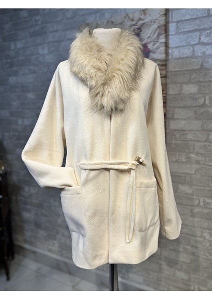 Suni Kürk ve Fildişi Düğme Detaylı Krem Kaşe Kaban
