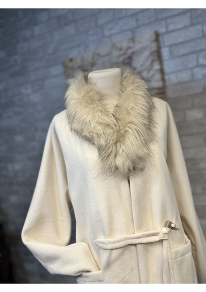 Suni Kürk ve Fildişi Düğme Detaylı Krem Kaşe Kaban fiyatları