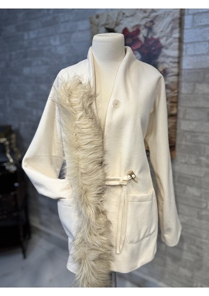 Suni Kürk ve Fildişi Düğme Detaylı Krem Kaşe Kaban modelleri