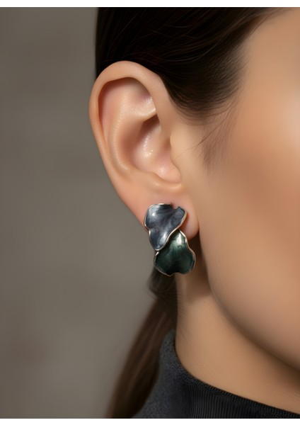 Gümüş Renk Çift Kat Dalgalı Yüzey Mineli Kadın Küpe | Zarif Koyu Ton Küpe