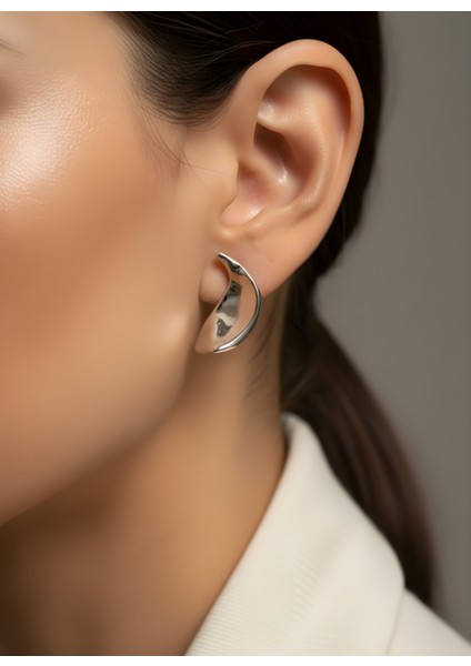 Zarif Gümüş Renk Dokulu Kadın Küpe | Modern Kavisli Formda Minimal Tasarım Küpe