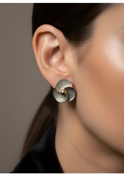 Gümüş Renk Çiçek Formlu Dokulu Kadın Küpe | Zarif Yuvarlak Detaylı Küpe