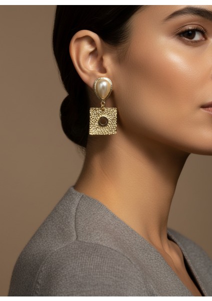 Kadın Inci Detaylı Kare Form Altın Renk Sallantılı Küpe