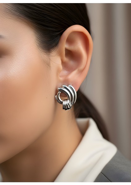 Gümüş Renk Kıvrımlı Halka Form Parlak Metalik Kadın Küpe
