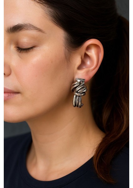 Gümüş Renk Düğümlü Kıvrımlı Modern Kadın Küpe