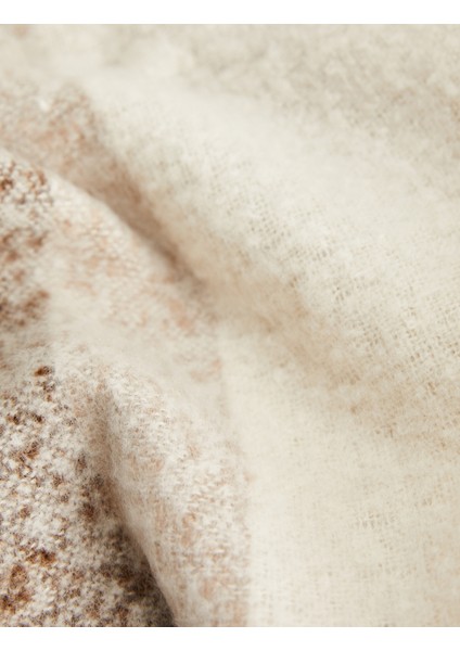 Yumuşak Dokulu Renk Bloklu Püsküllü Uzun Atkı modelleri