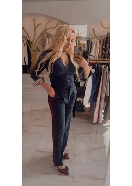 Kadın Lacivert Detaylı Fit Kesim Casual Gömlek Çizgili Kol Ucu ve Dekolte Vurgulu