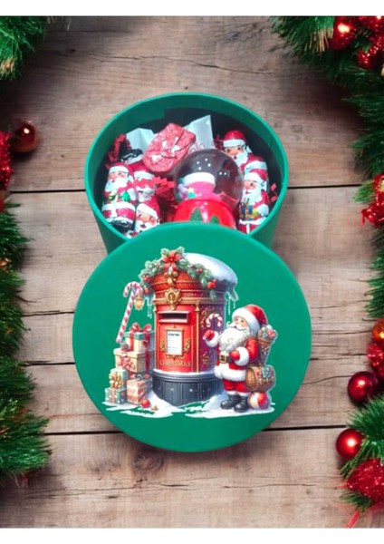 Yılbaşı Kutusu: Işıklı Kar Küresi ve Noel Baba Çikolataları ile Tatil Keyfi