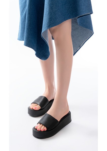Siyah Dolgu Topuklu Kadın Terlik