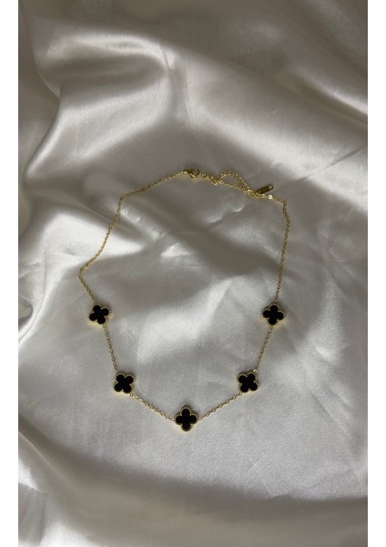 Çiçek Desenli Zarif Tasarım Yonca Kolye Siyah Gold Çelik