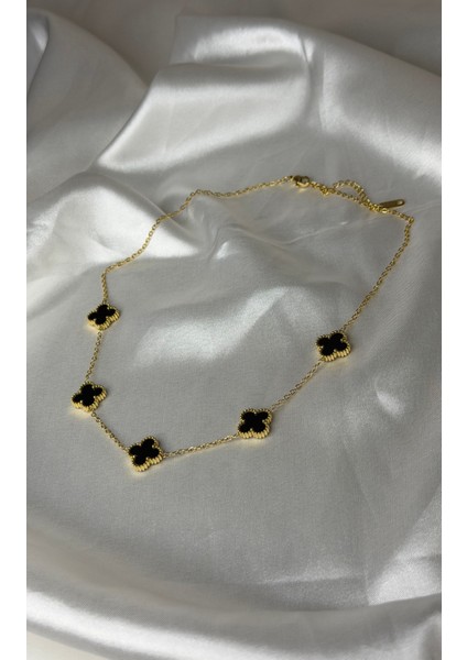 Çiçek Desenli Zarif Tasarım Yonca Kolye Siyah Gold Çelik modelleri