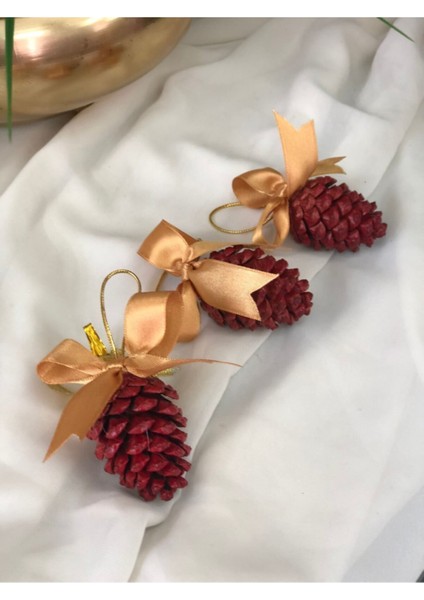 Kozalak ve Kırmızı Süslerle Yılbaşı Dekorasyonu, Şık ve Neşeli Atmosfer Sağlar