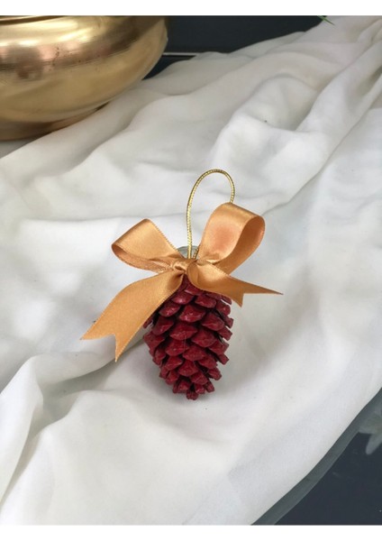 Kozalak ve Kırmızı Süslerle Yılbaşı Dekorasyonu, Şık ve Neşeli Atmosfer Sağlar fiyatları