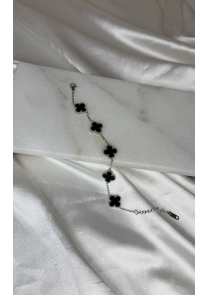 Çiçek Desenli Zarif Tasarım Yonca Gümüş Siyah Renkli Çelik Bileklik