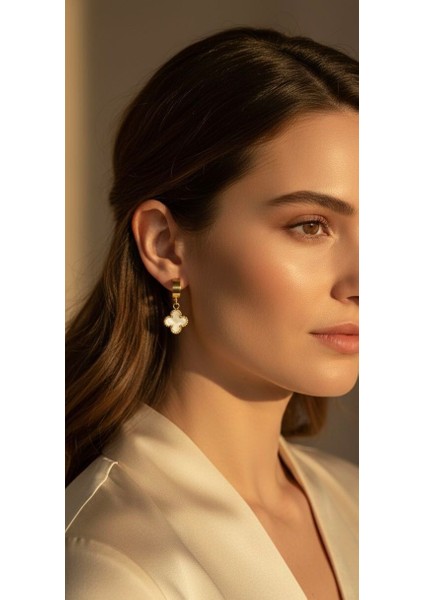 Beyaz Sedefli Yonca Küpe fiyatları