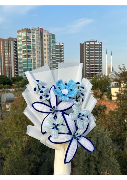 El Yapımı Mavi Beyaz Çiçek Buketi fiyatları
