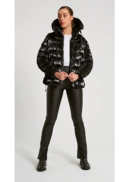 Şişme Kaban Parlak Siyah Kapşonlu fiyatları