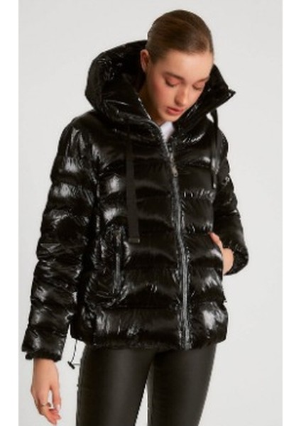 Şişme Kaban Parlak Siyah Kapşonlu modelleri