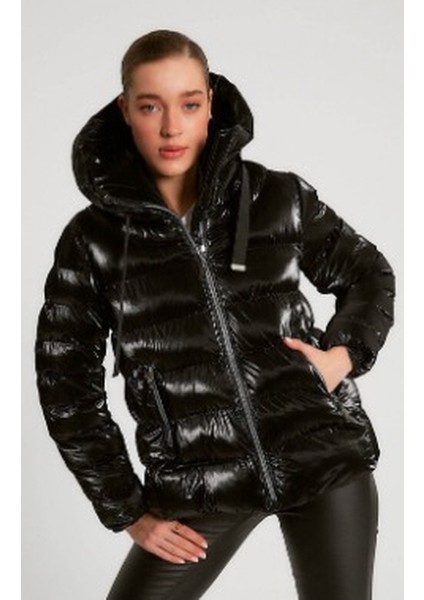 Şişme Kaban Parlak Siyah Kapşonlu fırsatları