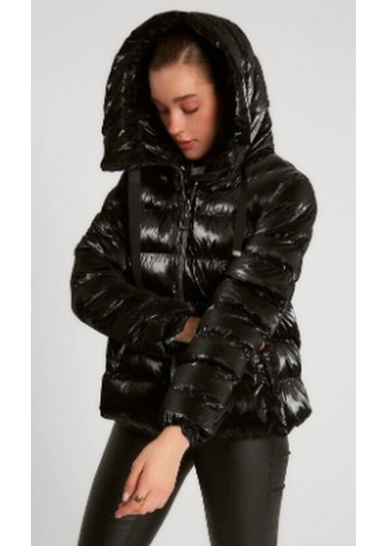 Şişme Kaban Parlak Siyah Kapşonlu indirimleri