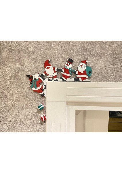 Renkli ve Şenlikli Yılbaşı Kapı Süsü, Neşeli Dekorasyon Parçası