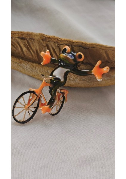Yeşil-Turuncu Bisikletli Kurbağa Üç Boyutlu Broş-Yaka Iğnesi-Çanta Aksesuar