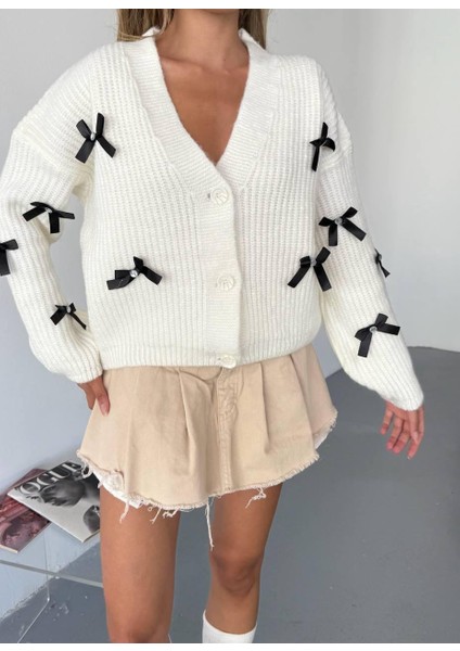 Beyaz Kurdeleli Triko Hırka fırsatları