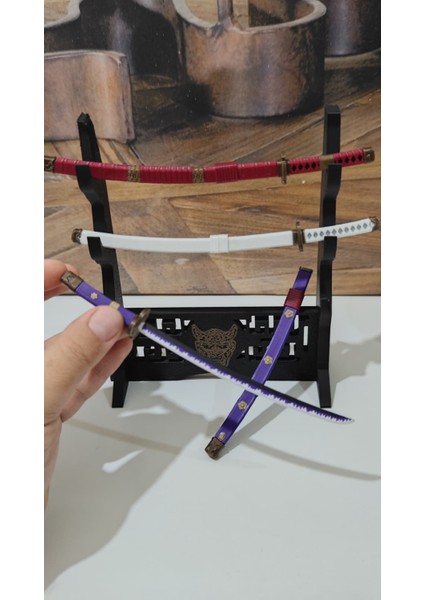 Zoro’nun Wano Arc Efsanevi 3’lü Mini Katana Seti One Piece (Stand Dahil Değil) modelleri