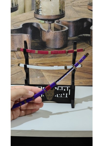 Zoro’nun Wano Arc Efsanevi 3’lü Mini Katana Seti One Piece (Stand Dahil Değil) indirimleri