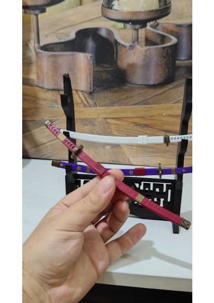 Zoro’nun Wano Arc Efsanevi 3’lü Mini Katana Seti One Piece (Stand Dahil Değil)