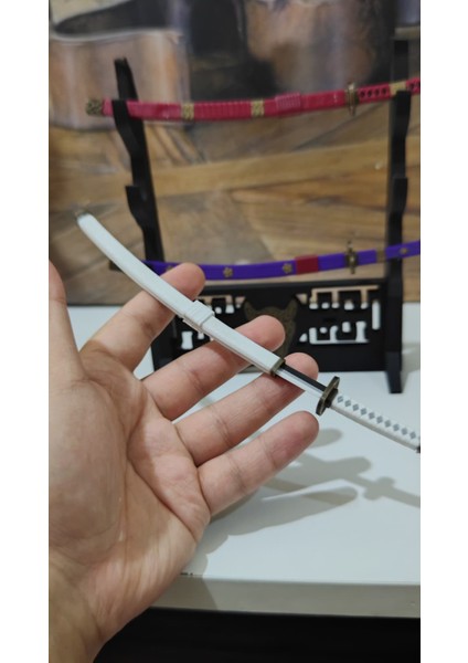 Zoro’nun Wano Arc Efsanevi 3’lü Mini Katana Seti One Piece (Stand Dahil Değil)