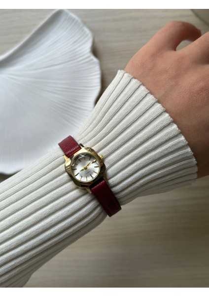 Retro Minimal Deri Kordon Vintage Kadın Kol Saati Kırmızı modelleri