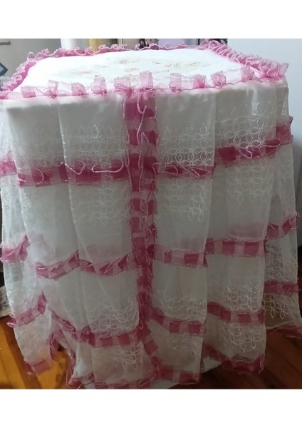 Beyaz Çamaşır Makinesi Örtüsü, Hassas Koruma ve Şık Tasarım.