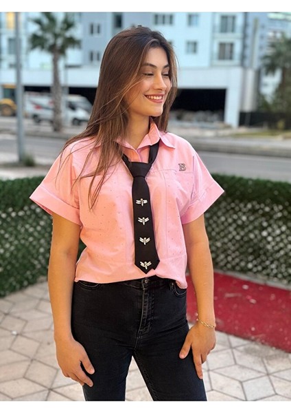 Taş Arma Detaylı Pembe Crop – Casual Chic