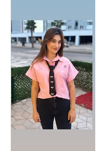 Taş Arma Detaylı Pembe Crop – Casual Chic fiyatları