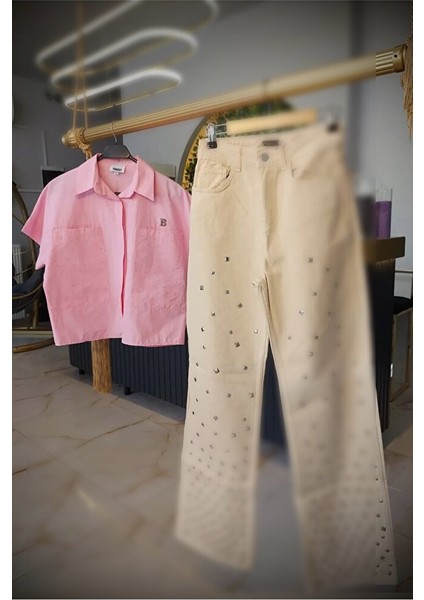 Taş Arma Detaylı Pembe Crop – Casual Chic fırsatları