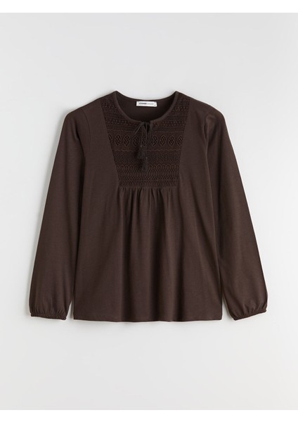 Yeni Sezon Bağlamalı Yaka Nakışlı Bluz indirimleri