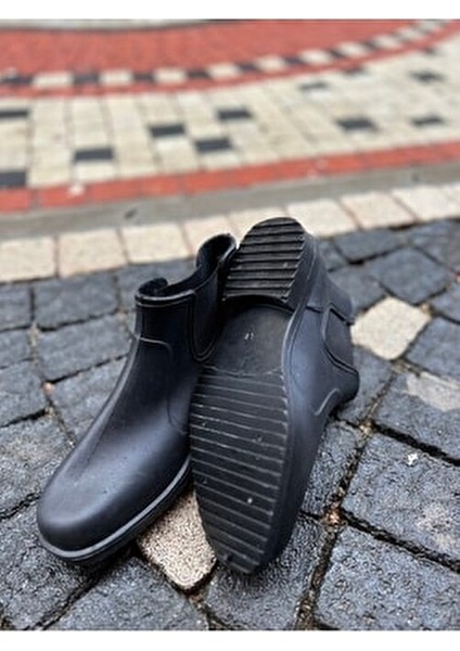 Çift Lastikli Bot, Dayanıklı Malzeme ile Kış Aylarında Konfor ve Şıklık Sunar indirimleri