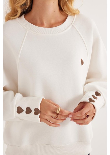 Kadın Regular Fit Klasik Kesim %100 Pamuk Baskılı Bisiklet Yaka Beyaz Sweatshirt modelleri