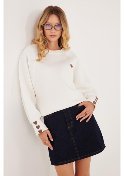 Kadın Regular Fit Klasik Kesim %100 Pamuk Baskılı Bisiklet Yaka Beyaz Sweatshirt