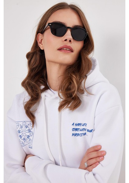 Kadın Oversize Geniş Kesim Pamuklu Yumuşak Dokulu Içi Polarlı Baskılı Beyaz Kapüşonlu Sweatshirt fiyatları