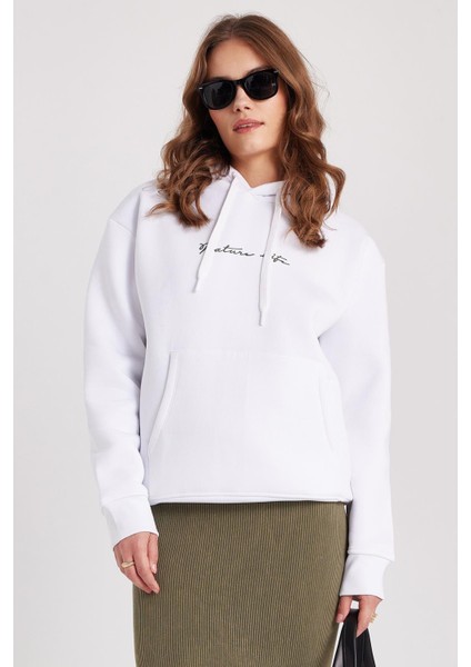 Kadın Oversize Geniş Kesim Pamuklu Yumuşak Dokulu Içi Polarlı Baskılı Beyaz Kapüşonlu Sweatshirt