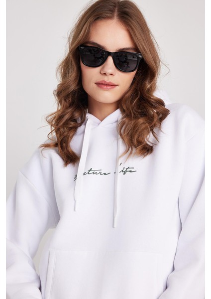 Kadın Oversize Geniş Kesim Pamuklu Yumuşak Dokulu Içi Polarlı Baskılı Beyaz Kapüşonlu Sweatshirt fiyatları