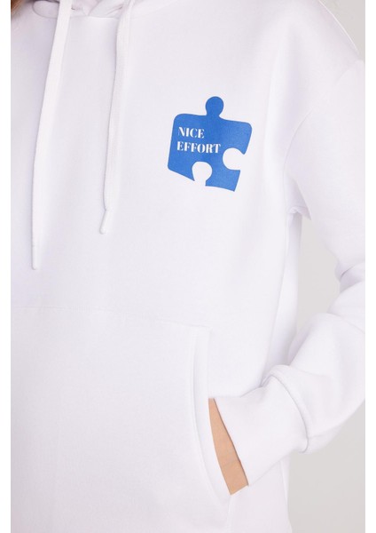 Kadın Oversize Geniş Kesim Pamuklu Yumuşak Dokulu Içi Polarlı Baskılı Beyaz Kapüşonlu Sweatshirt modelleri