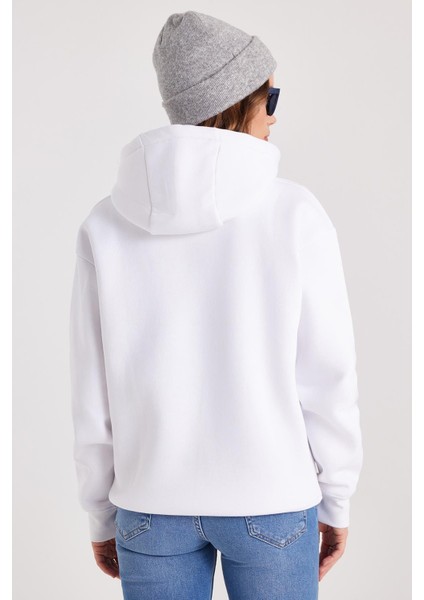 Kadın Oversize Geniş Kesim Pamuklu Yumuşak Dokulu Içi Polarlı Baskılı Beyaz Kapüşonlu Sweatshirt