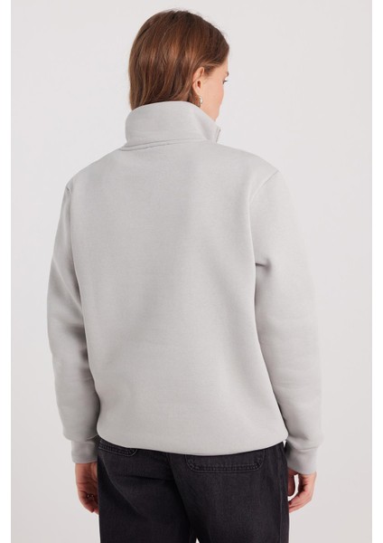 Kadın Relax Fit Rahat Kesim Pamuklu Içi Polarlı Yarım Fermuarlı Taş Renk Dik Yaka Sweatshirt